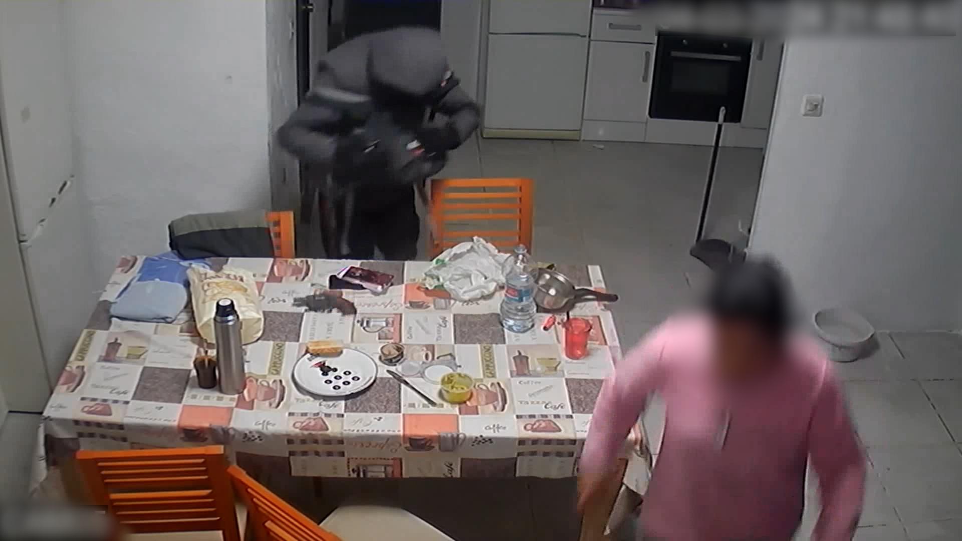 Imagen de la cámara casera donde se ve a uno de los asaltantes registrando la casa