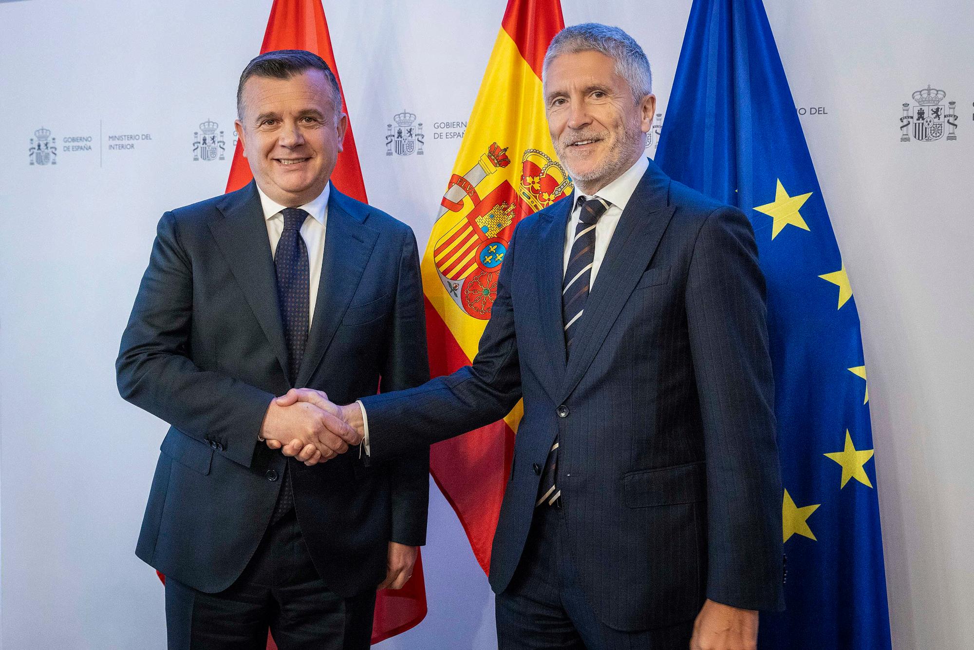 El ministro del Interior, Fernando Grande-Marlaska, y su homólogo albanés, Taulant Balla, dándose la mano.