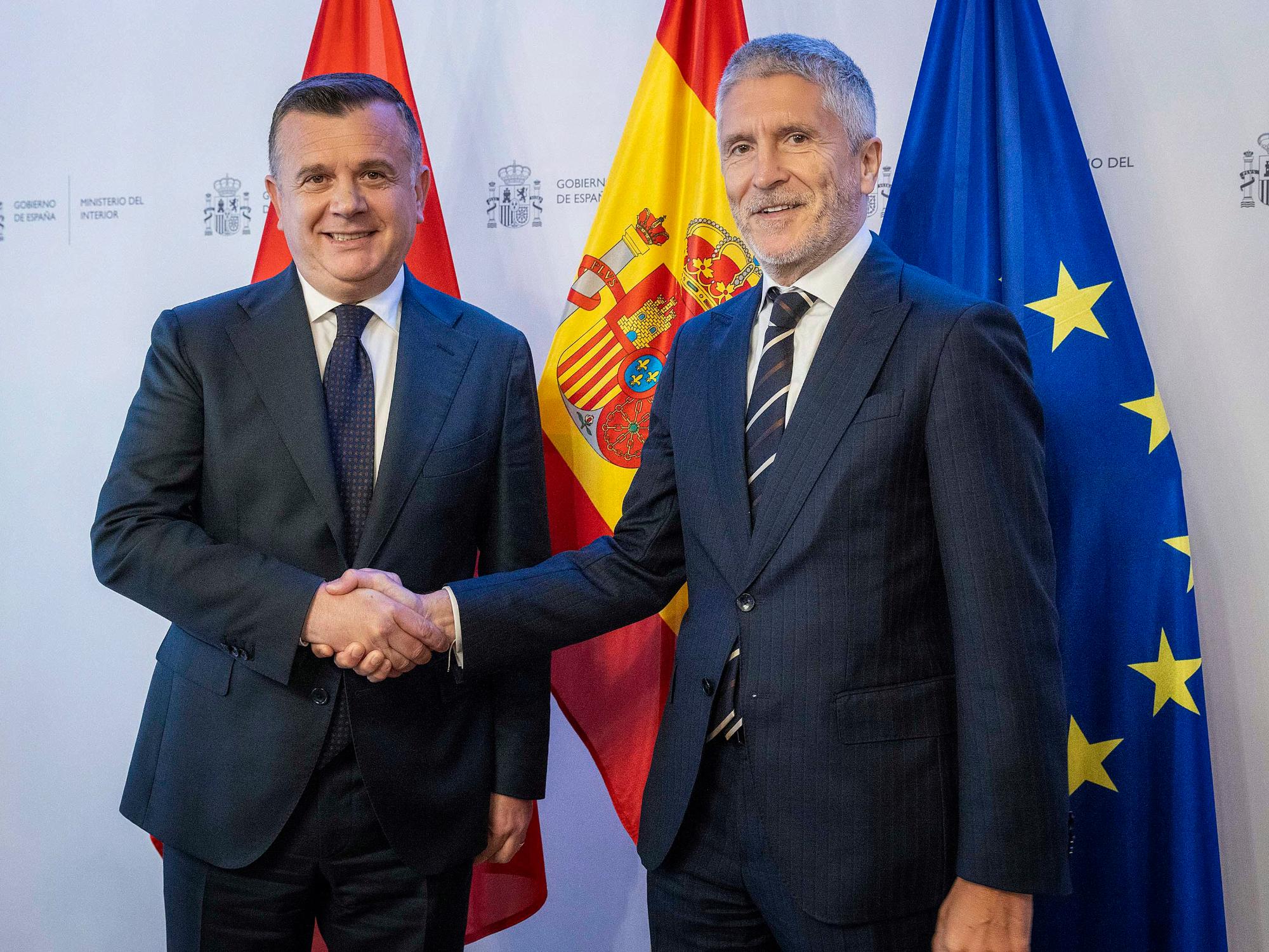 El ministro del Interior, Fernando Grande-Marlaska, y su homólogo albanés, Taulant Balla, dándose la mano.