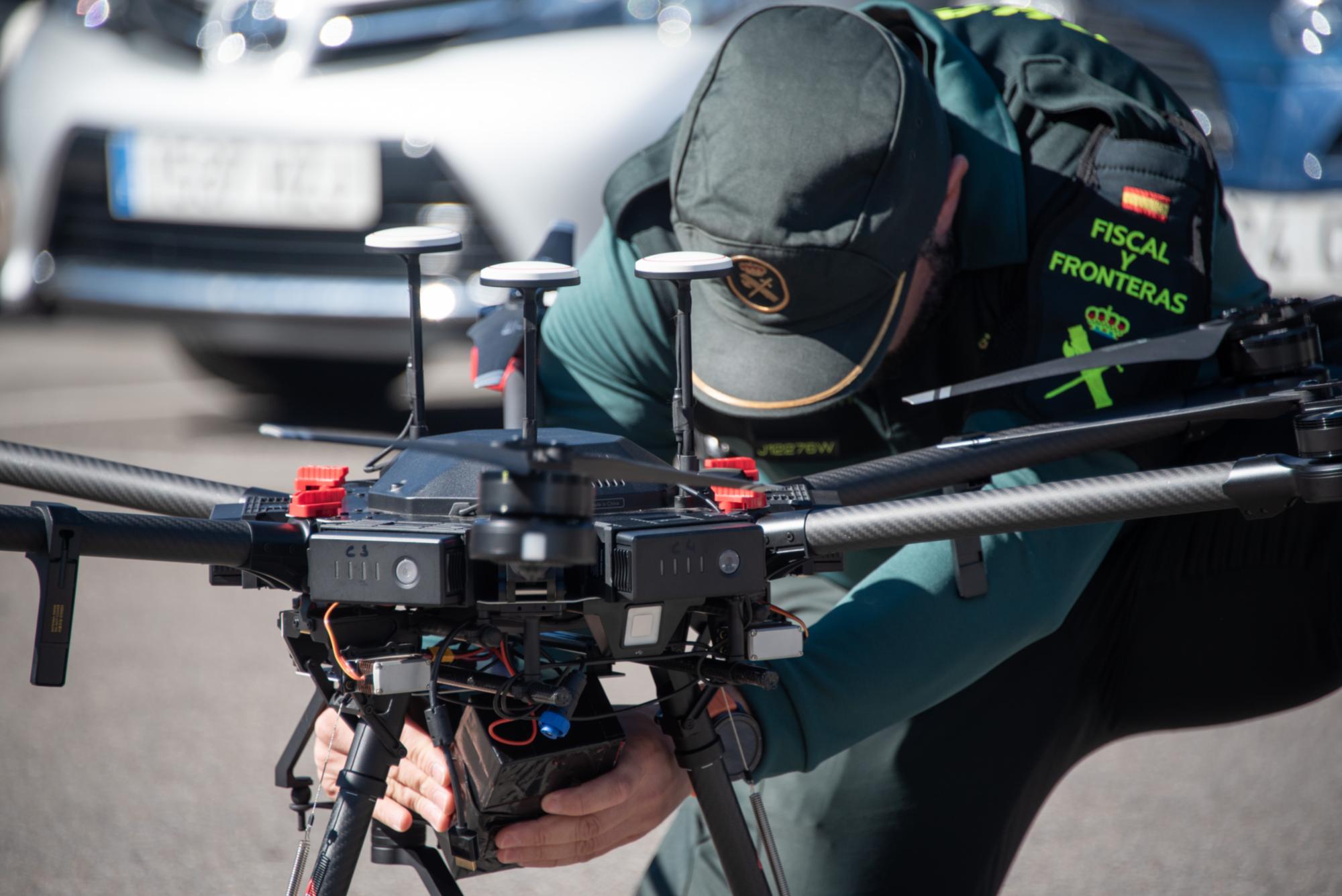 Guardia Civil manipulando un dron