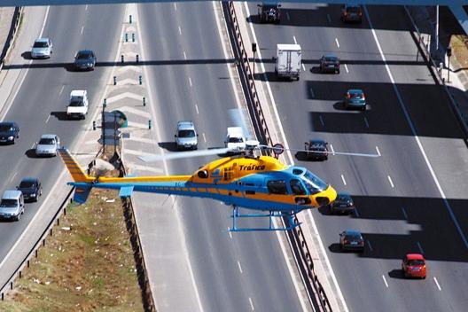un helicóptero sobrevuela autopista en labores de vigilancia