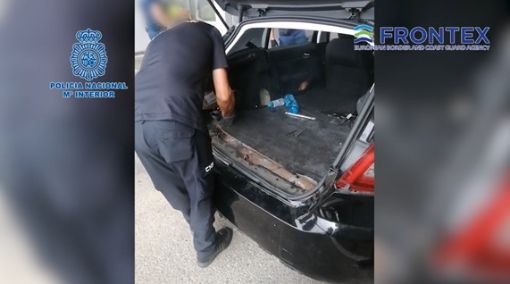 Detenidos en el Puerto de Tarifa por tratar de introducir 140 kilos de hachís escondidos en un vehículo