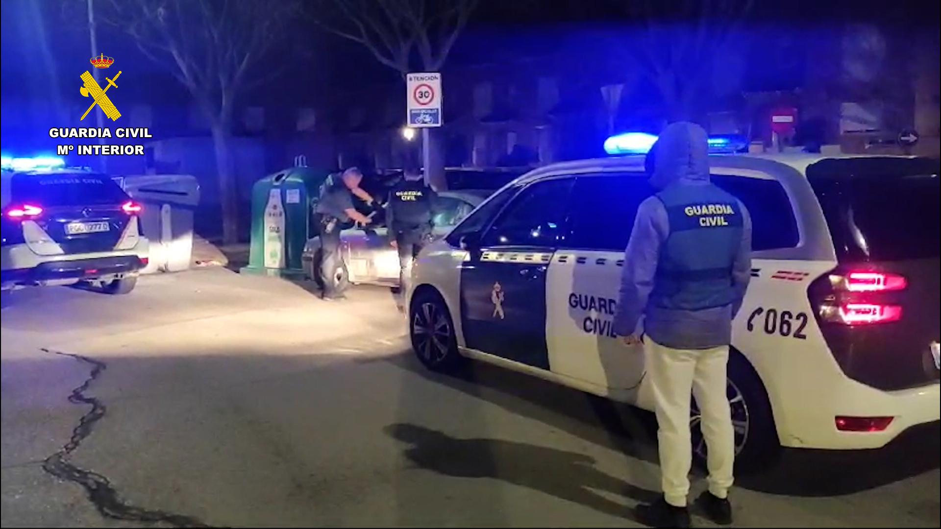 Agentes de la Guardia Civil en un dispositivo policial logran detener a cinco de los integrantes de la organización, cuando huían tras cometer un robo