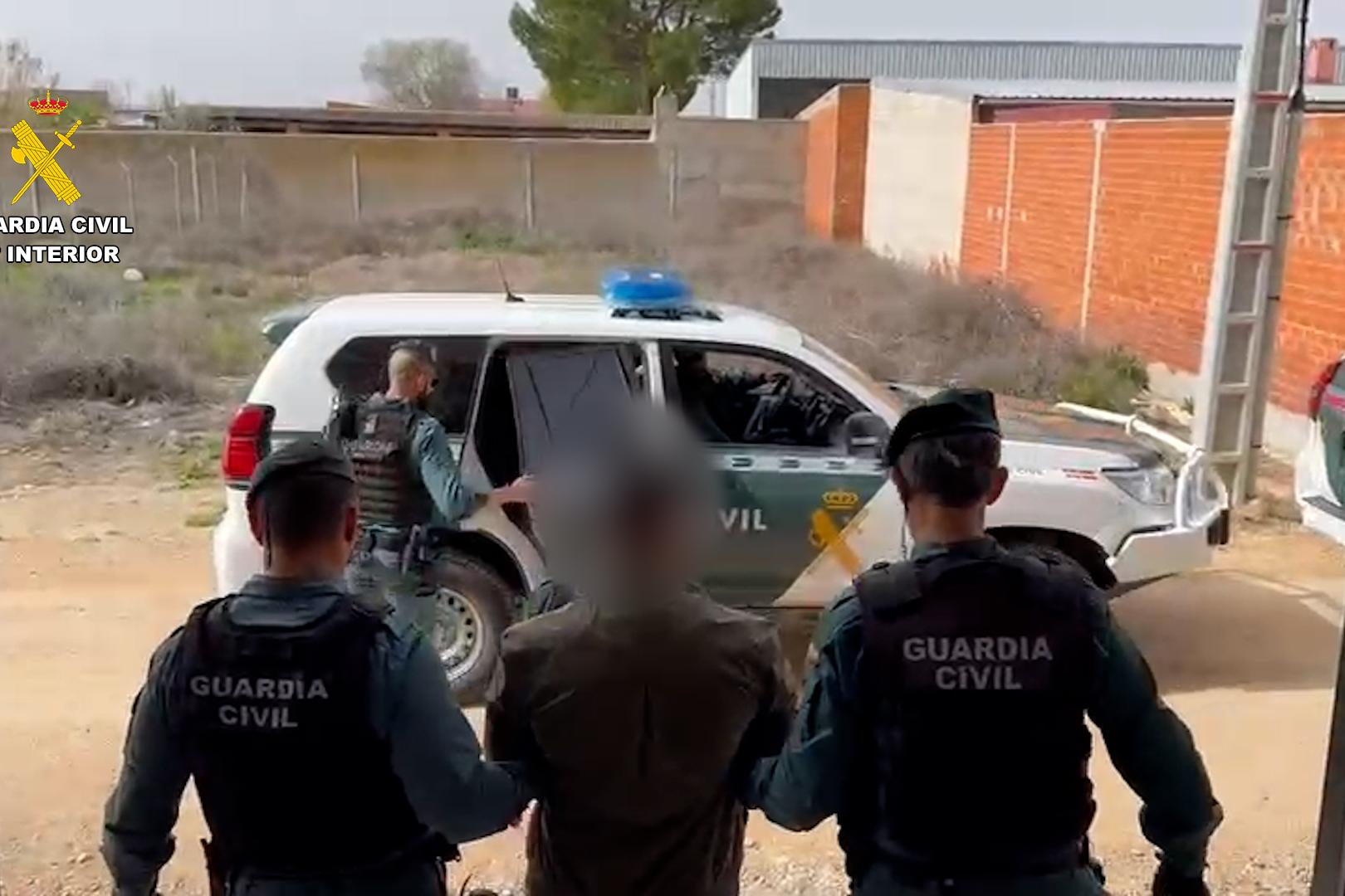 Agentes de la Guardia civil con uno de los detenidos de la operación Cone por la introducción de migrantes de forma ilegal