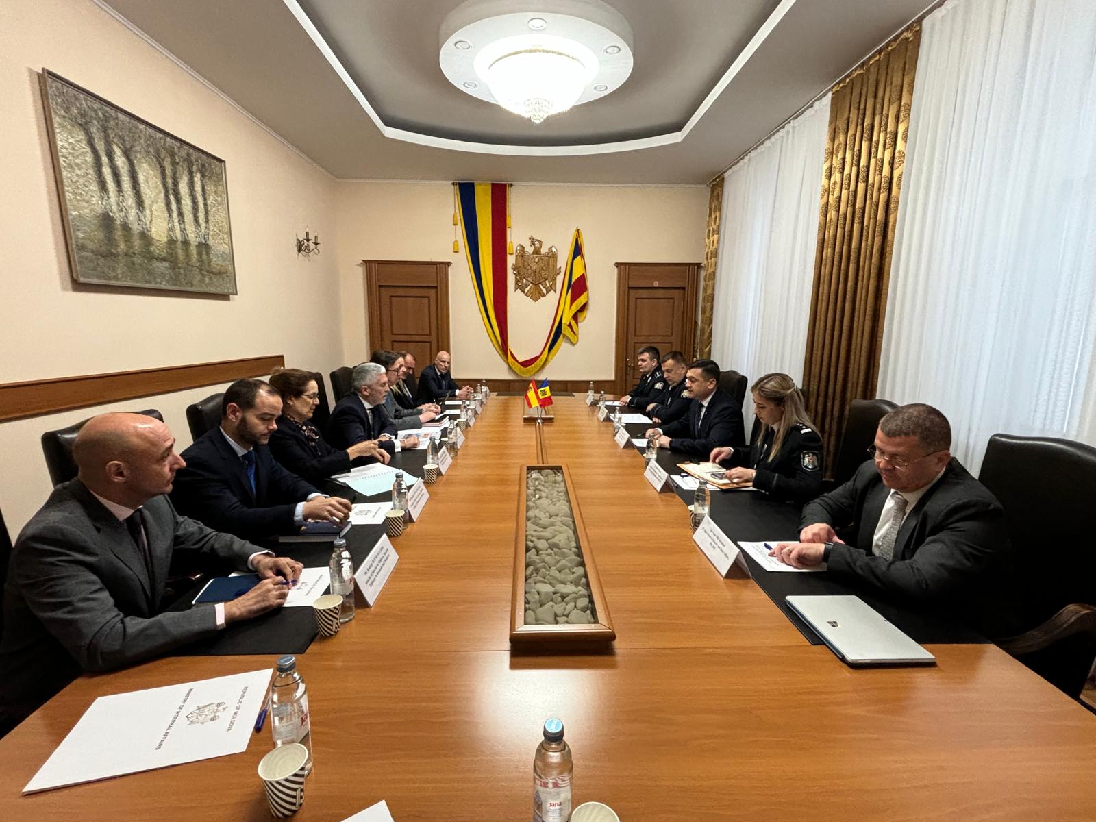 Grande-Marlaska refuerza la cooperación con Moldavia con la entrega de material de seguridad para la lucha contra el crimen organizado