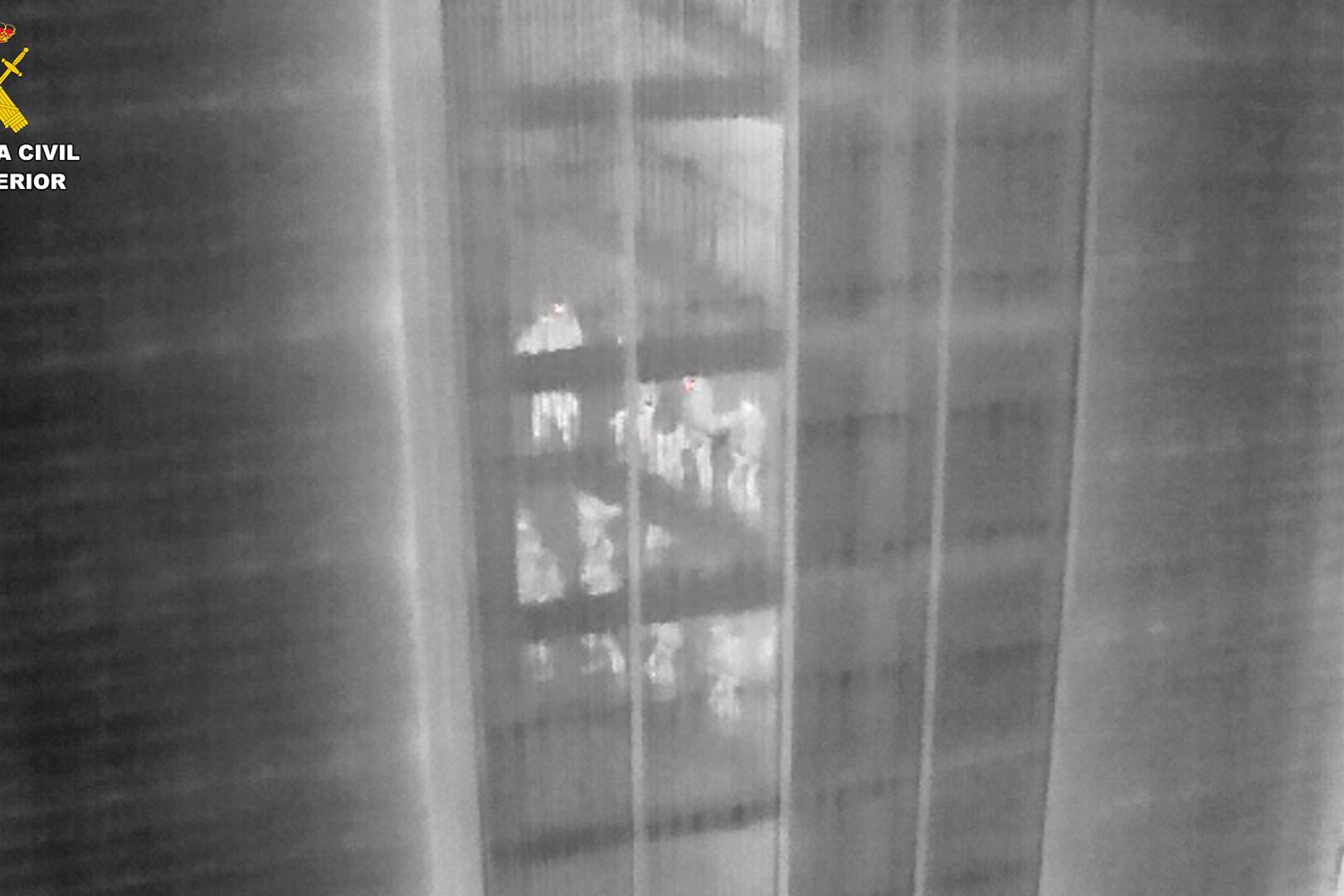 Imagen termica de los agentes dentro de un edificio antes de proceder a uno de los registros
