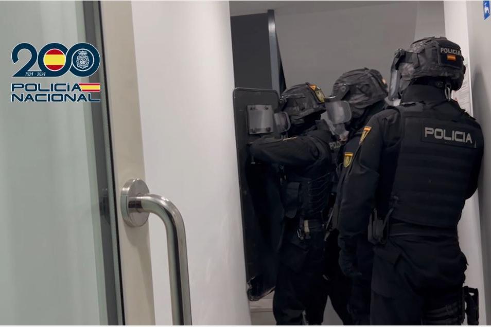 Agentes de la Policía Nacional momentos previos a la entrada en uno de los domicilios para su registro