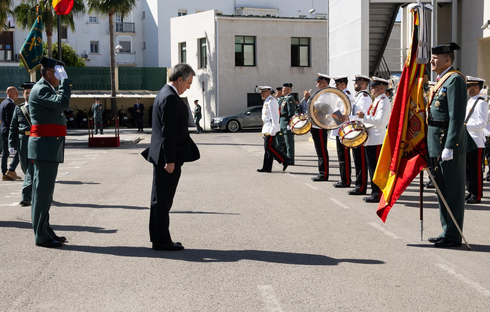 El director general de la Guardia Civil, Leonardo Marcos saluda a la bandera al comienzo del acto