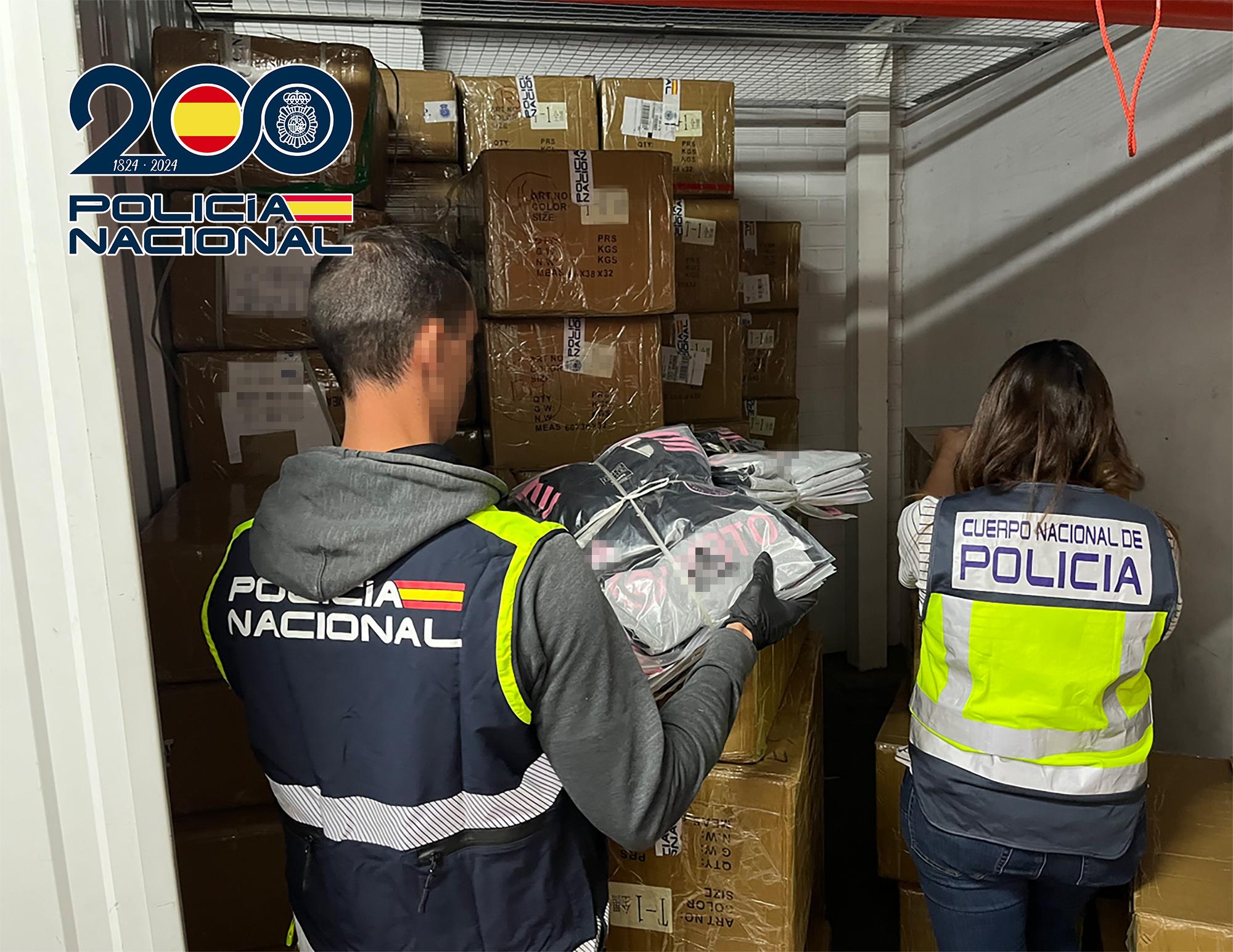 Agentes de la Policía Nacional registran el lugar donde almacenaban la mercancía falsificada