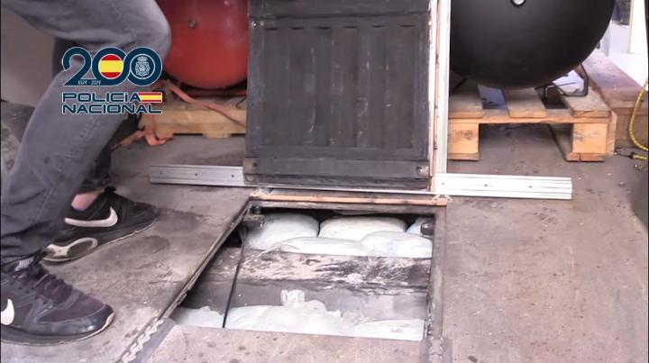Imagen del cargamento de droga hayado en un departamento oculto en una furgoneta durante la operación
