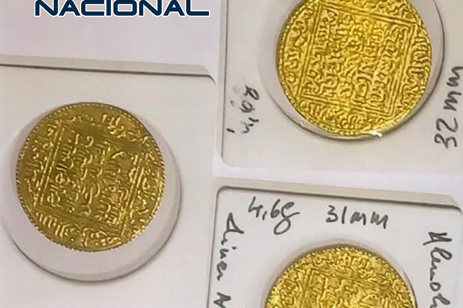Imagen de tres monedas de oro intervenidas