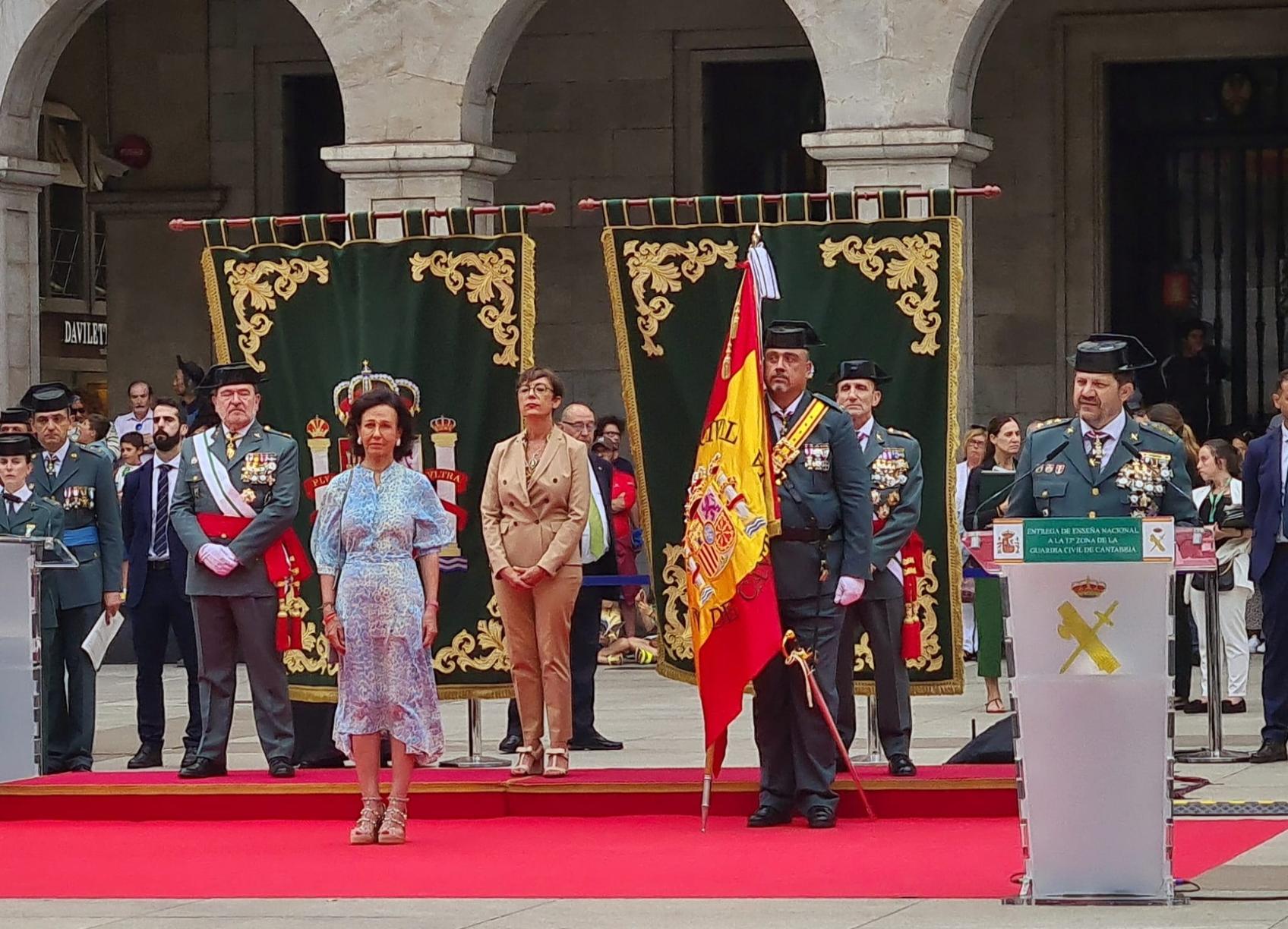María Gámez preside la entrega de la Bandera Nacional a la 13ª zona de la Guardia Civil en Santander