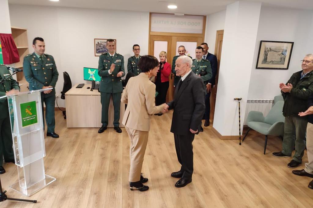 María Gámez, Directora de la Guardia Civil, saluda a un veterano guardia civil en Palencia