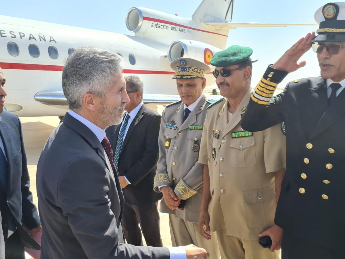 Grande Marlaska es recibido por las autoridades de Mauritania en la pista de aterrizaje
