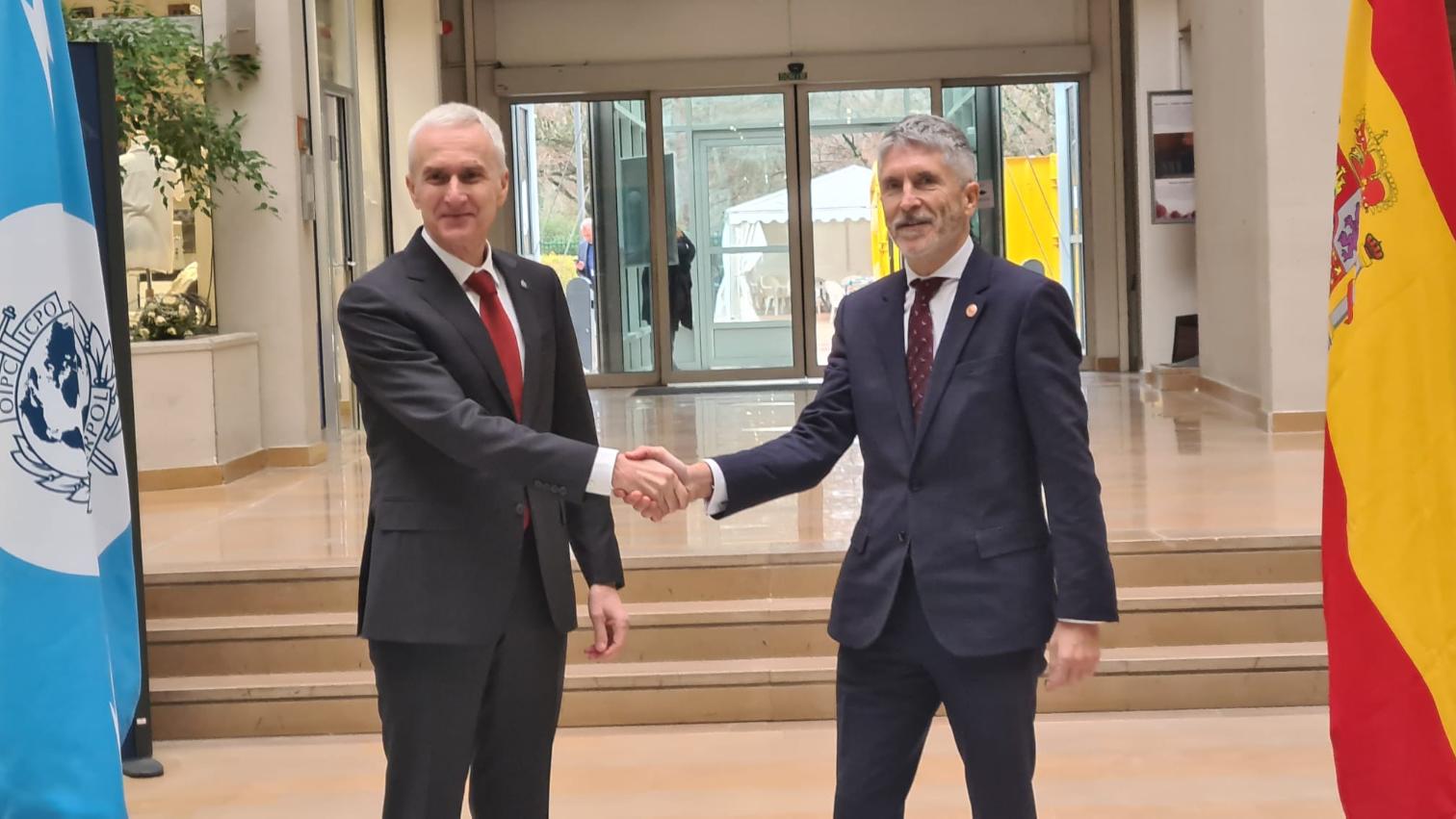Grande-Marlaska se reúne en Lyon con los responsables de Interpol y reafirma el compromiso de España con el organismo