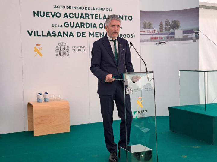Imagen del ministro del Interior desde el atril en la presentación del proyecto del nuevo cuartel de la Guardia Civil en Villasana de Mena (Burgos)