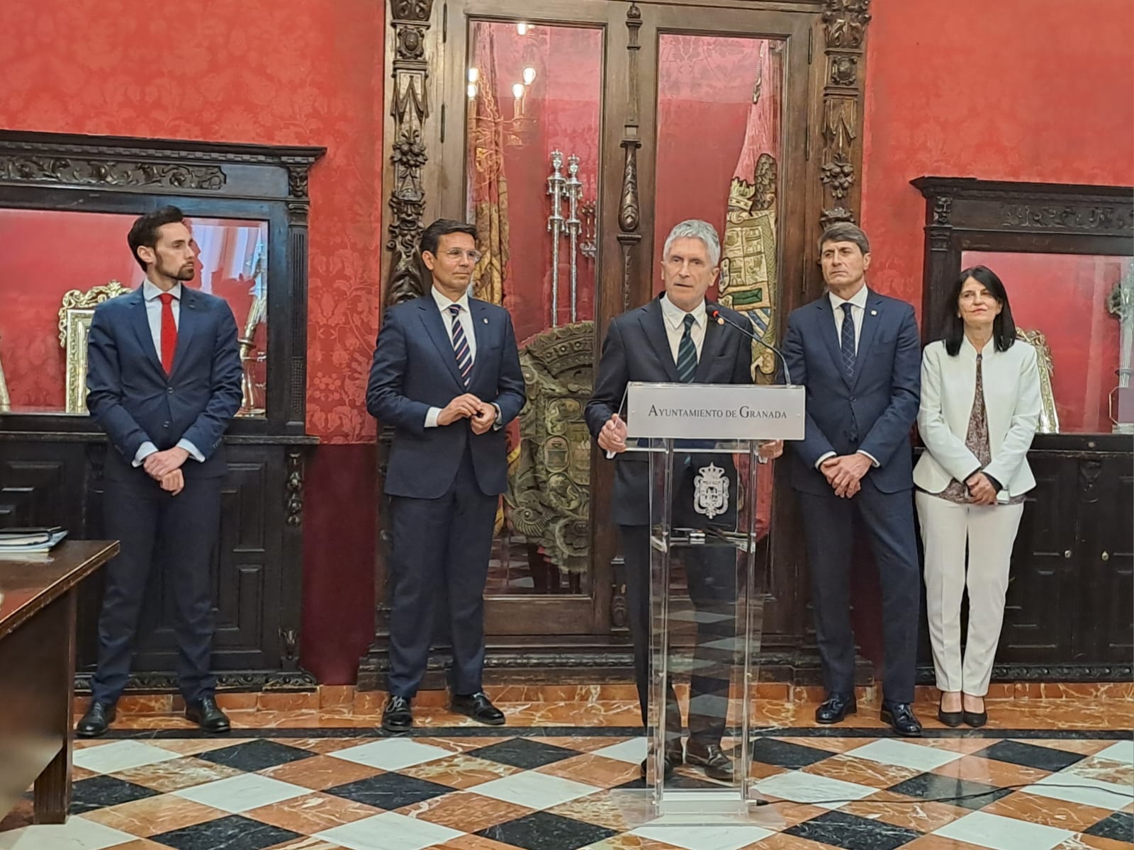 El ministro del Interior, Grande-Marlaska y otras personalidades en Granada durante la reunión para diseñar dispositivo de seguridad del Consejo Europeo