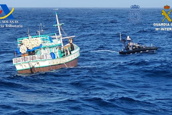 Imagen del pesquero que transportaba en su interior más de 1.500 kilos de cocaína repartidas en 60 fardos momentos antes de ser abordado por la Guardia Civil