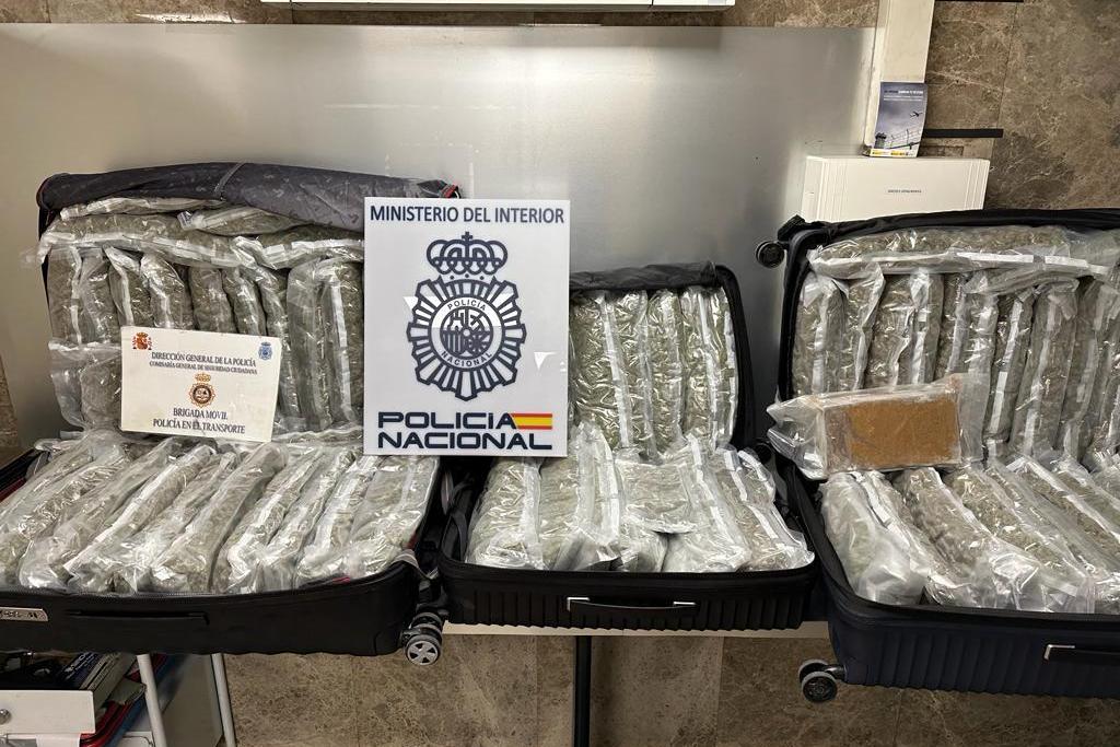 Imagen de las maletas que contenían en su interior 37 kilogramos de marihuana y uno de cocaína