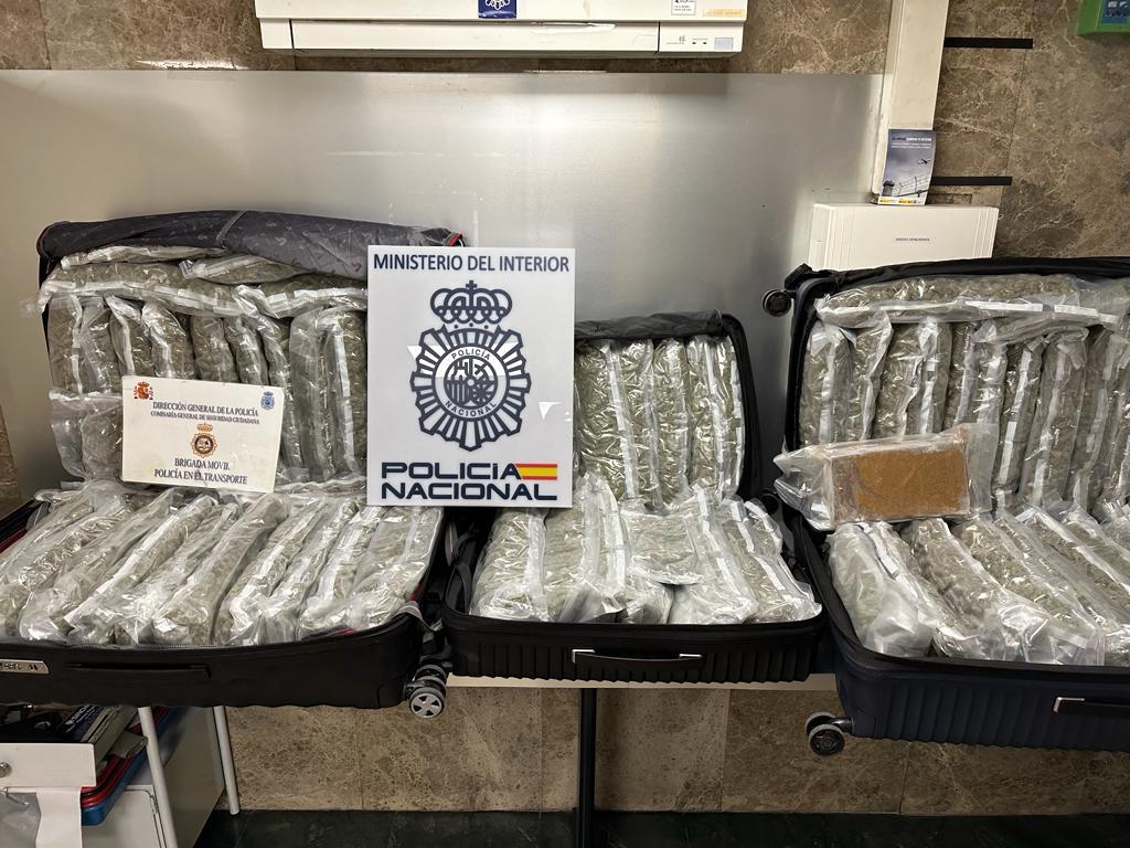 La Policía Nacional detiene a una pareja que pretendía transportar a Francia 37 kilogramos de marihuana y uno de cocaína en un autocar de línea