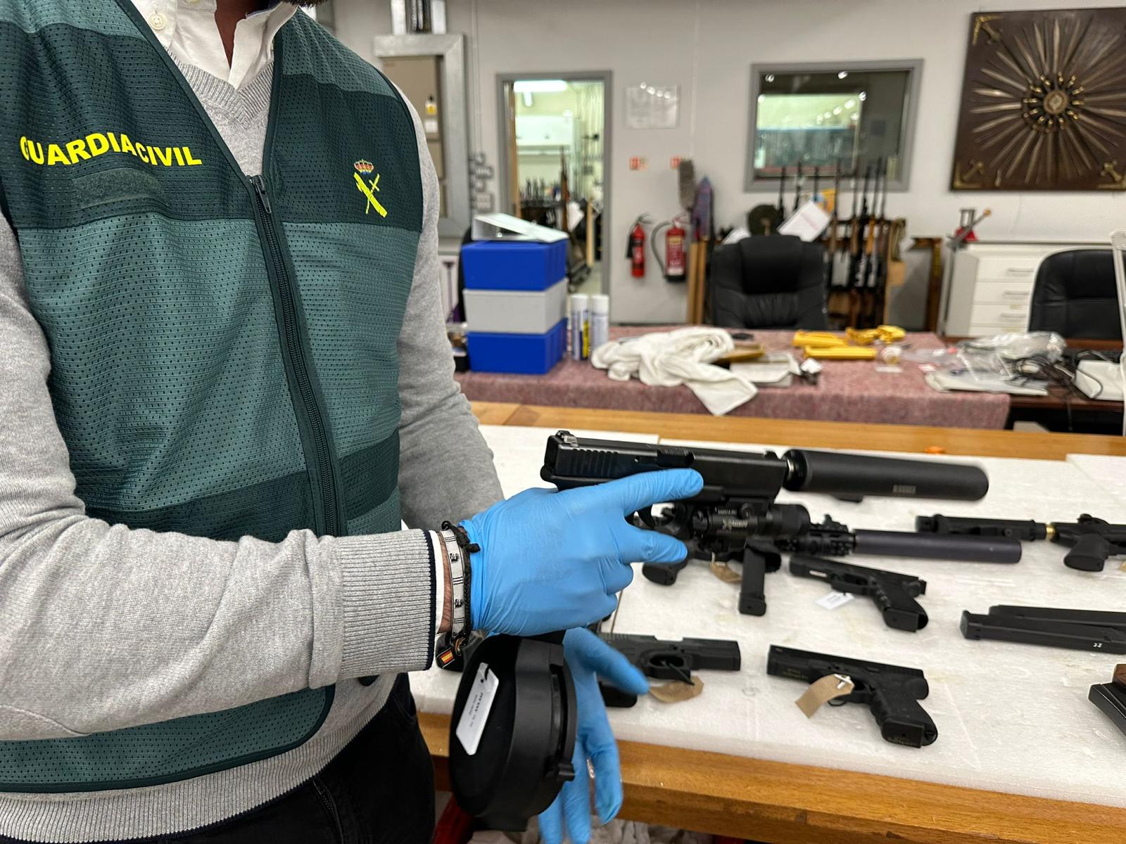 La Guardia Civil incauta 11 armas prohibidas en un establecimiento de  Gandia, Actualidad