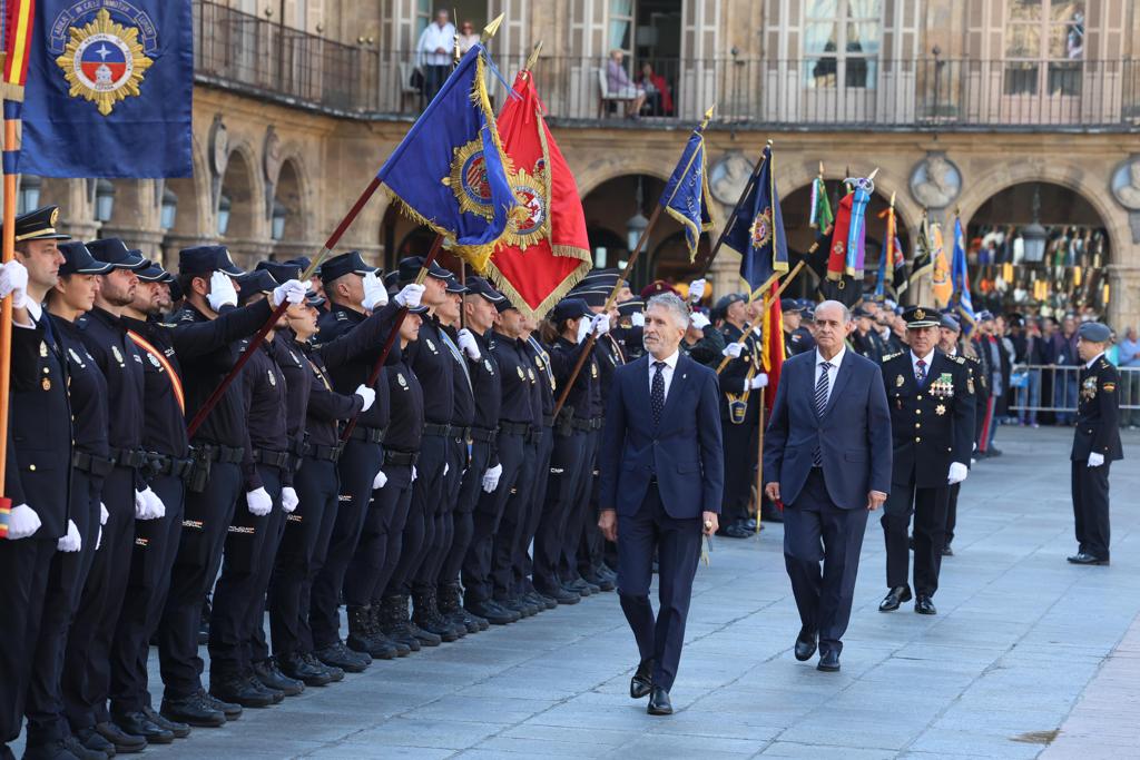 Grande-Marlaska revista a los policías formados en la Plaza Mayor de Salamanca