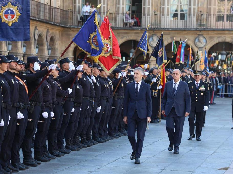 Grande-Marlaska revista a los policías formados en la Plaza Mayor de Salamanca