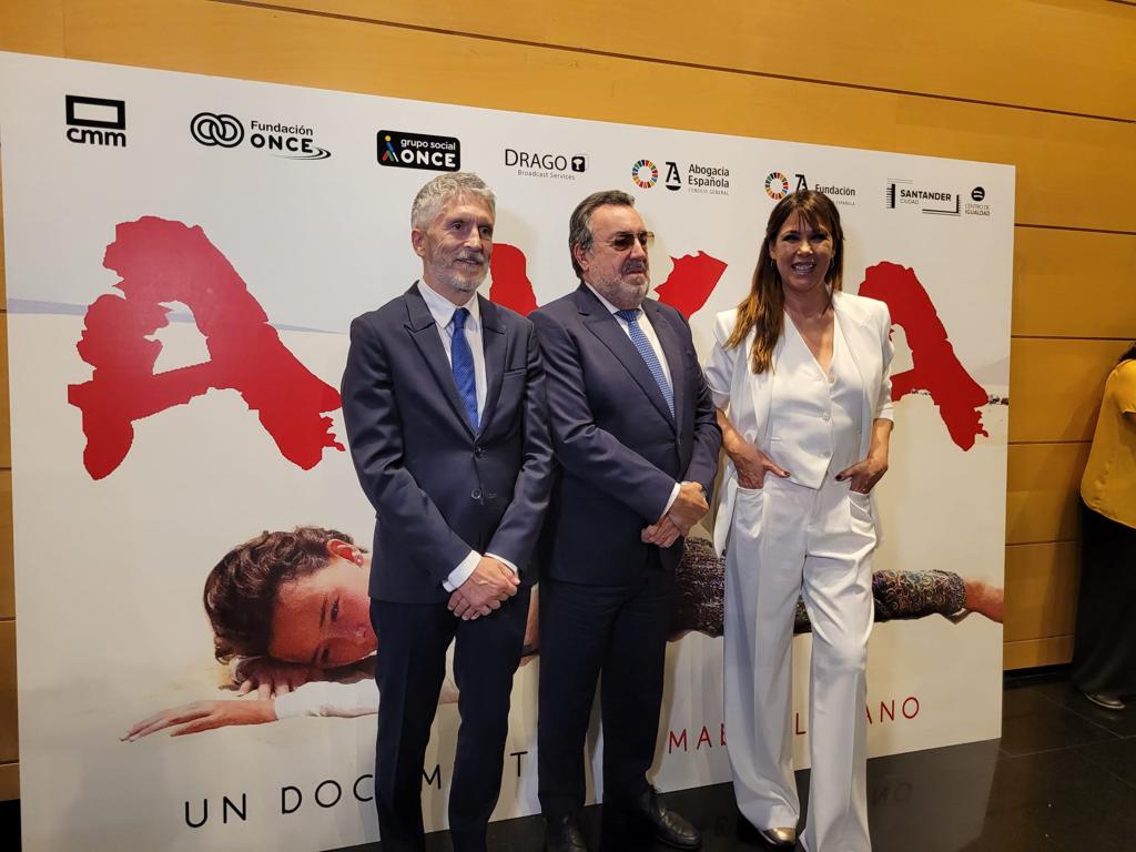El ministro con el presidente de la ONCE, Miguel Carballeda, y la directora del documental, Mabel Lozano