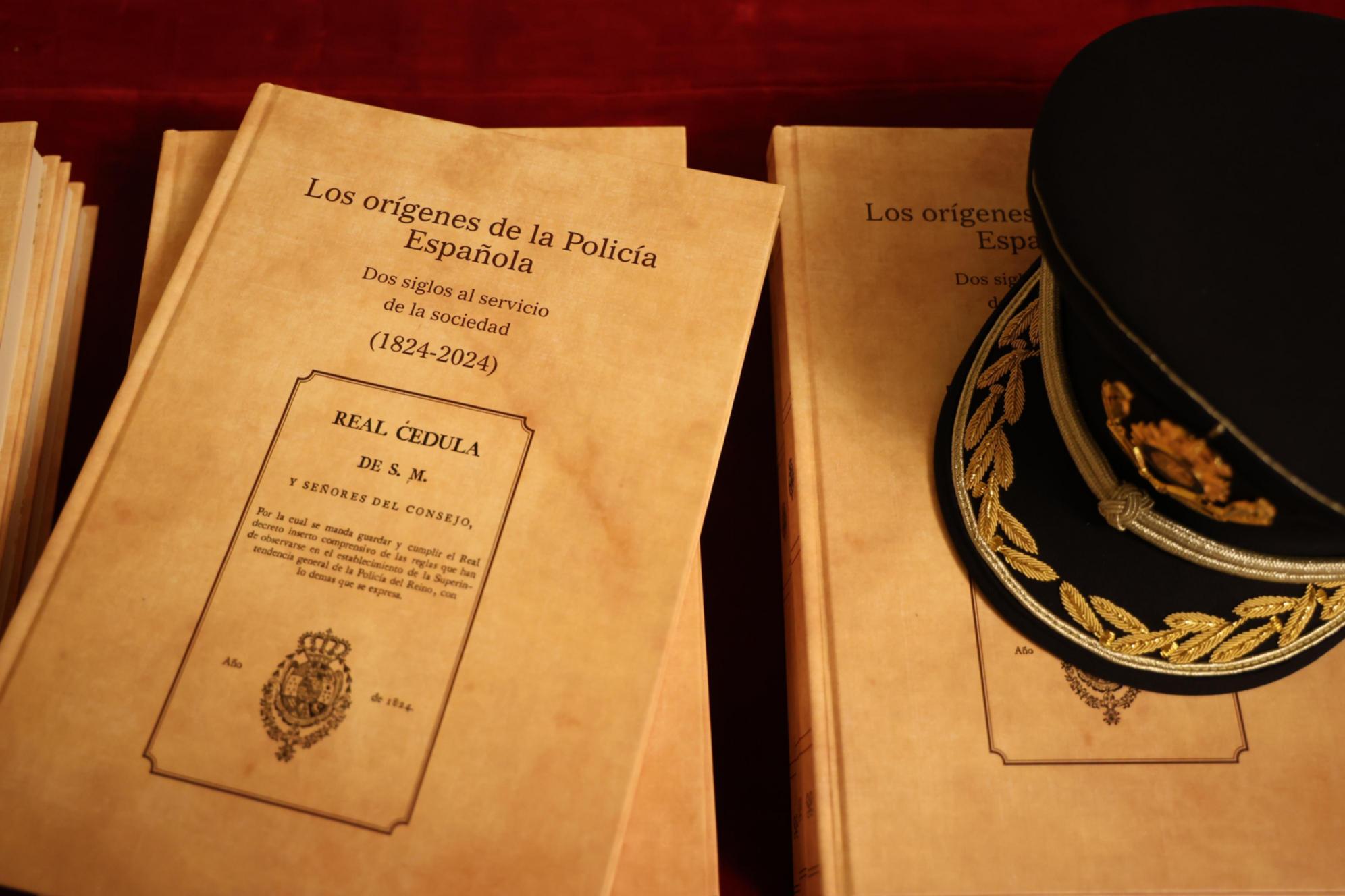 El secretario de Estado de Seguridad presenta el libro “Los orígenes de la Policía Nacional”  con ocasión del Bicentenario de la Institución