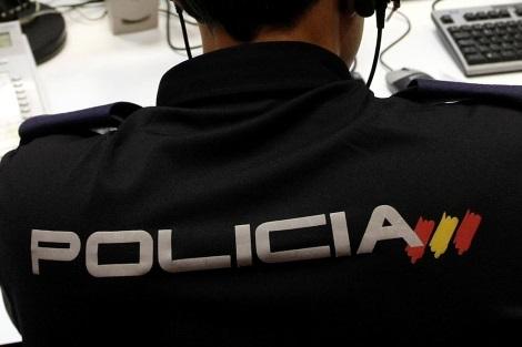 FOTO: IMAGEN DE ARCHIVO: AGENTE DE POLICÍA DE ESPALDAS