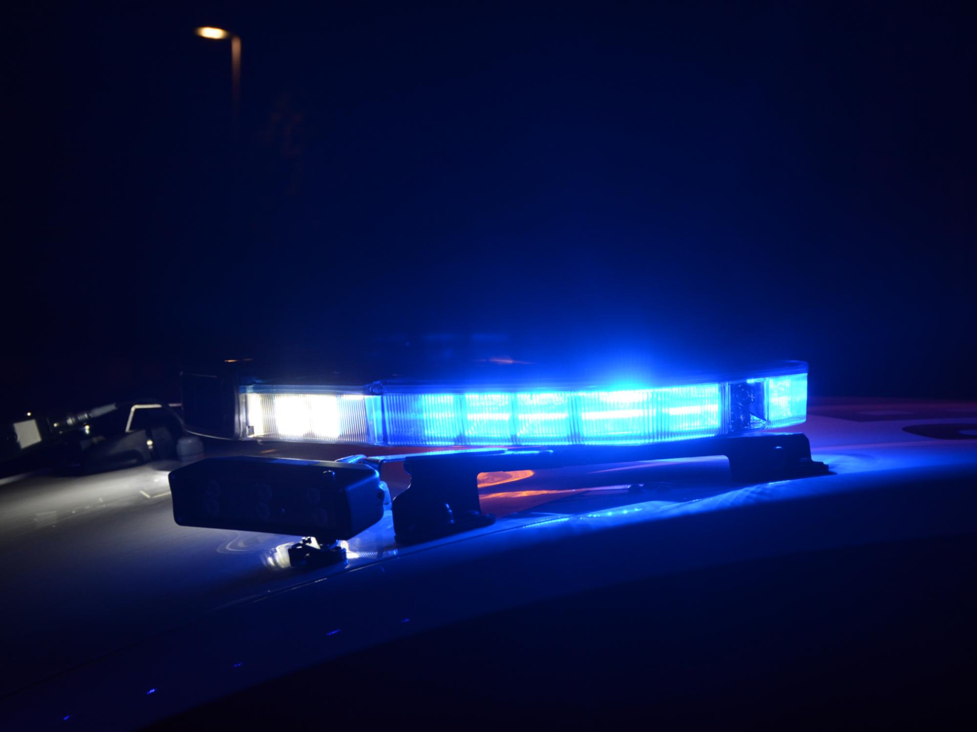 Imagen de las luces de una sirena de un vehículo policial