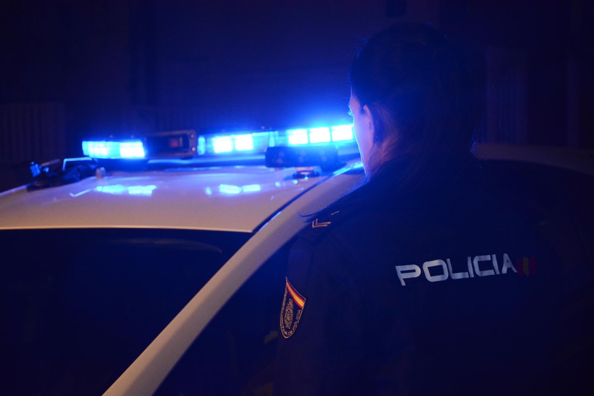 Imagen de las luces de sirena de un vehículo de la policía nacional