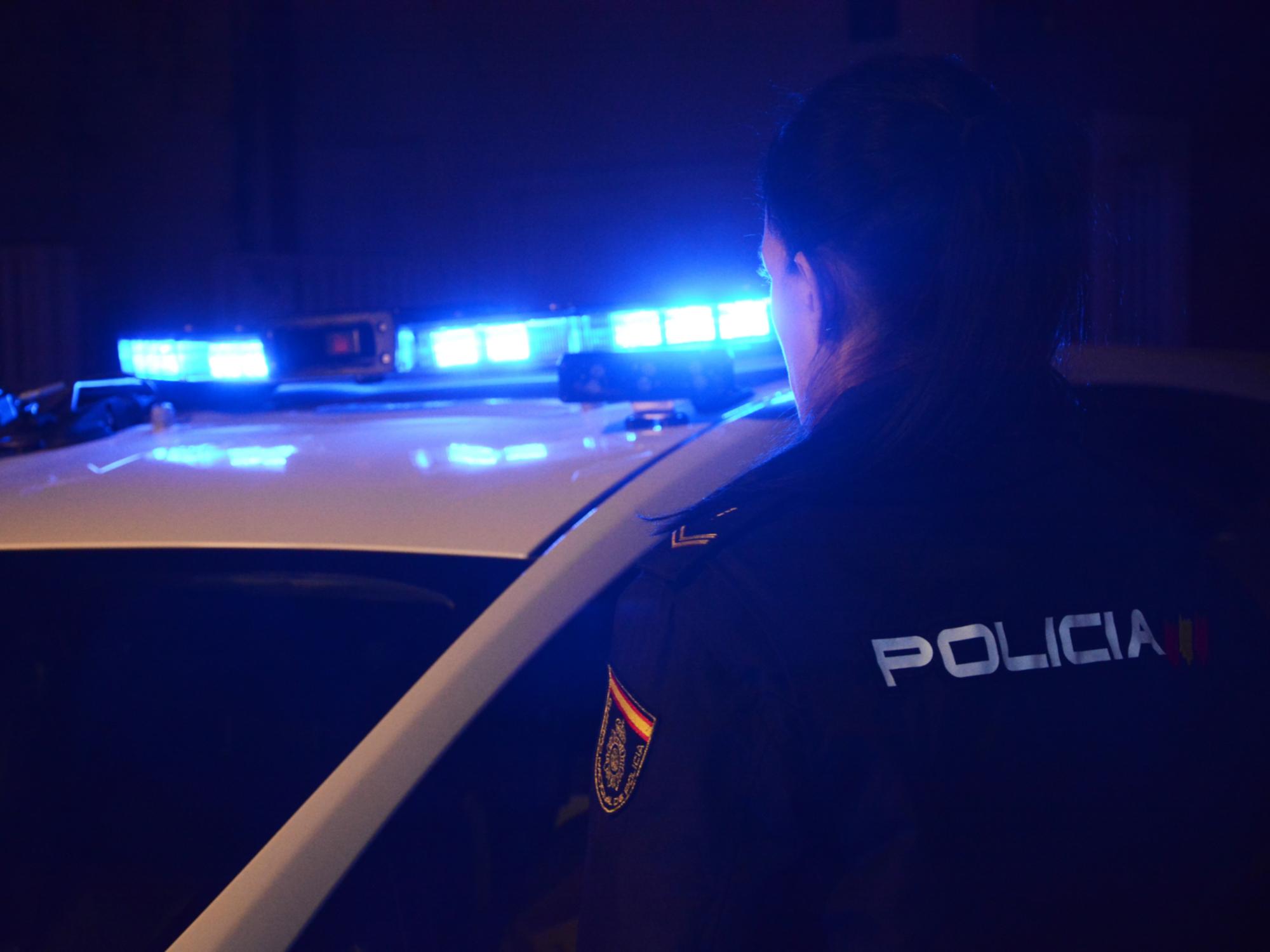 Imagen de las luces de sirena de un vehículo de la policía nacional