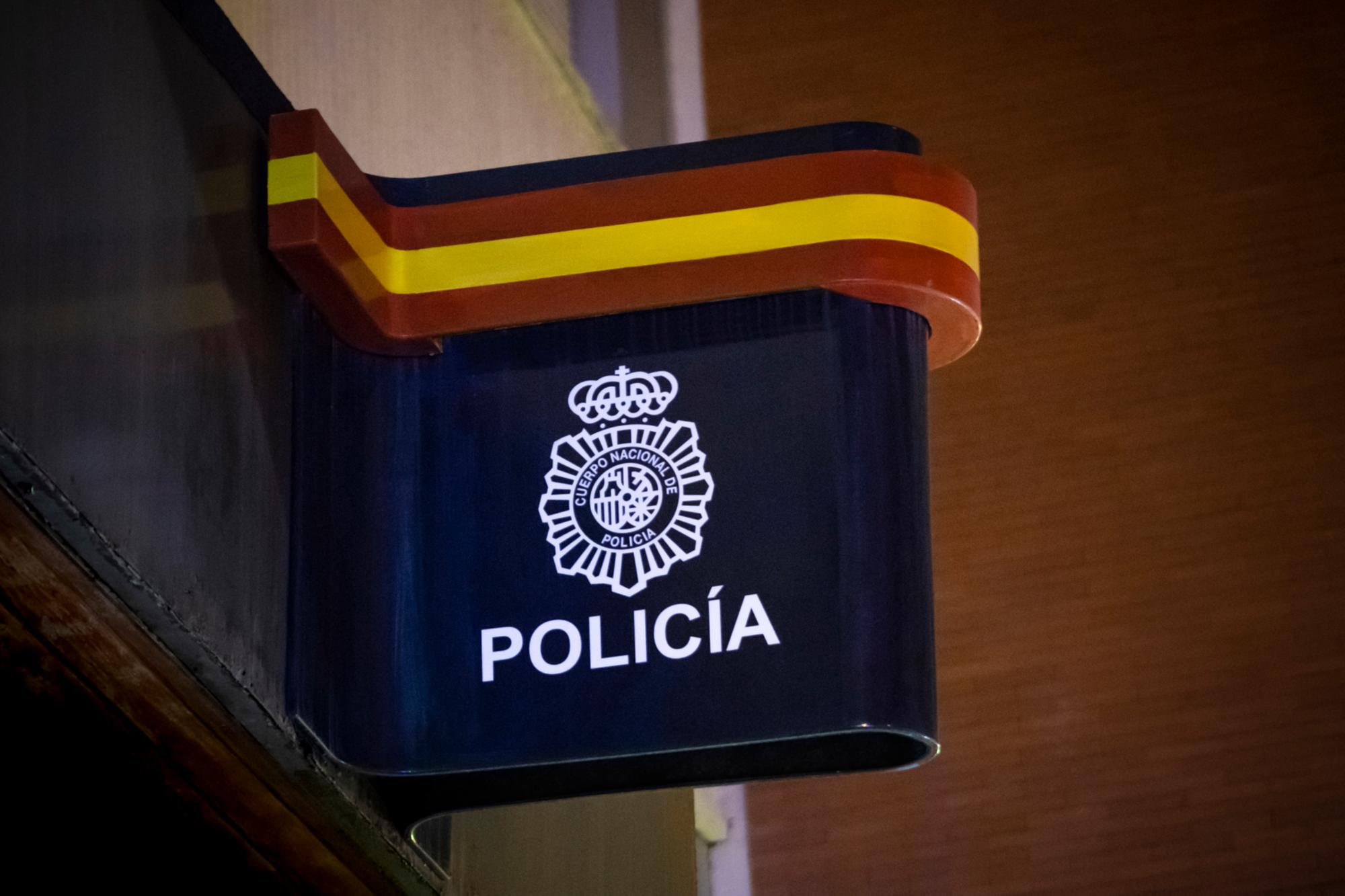 Imagen del escudo de la policía nacional en la fachada de una comisaría