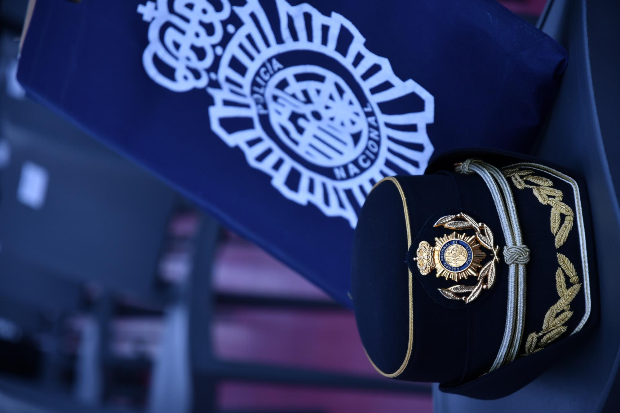Imagen de archivo Escudo y gorra de la Policía Nacional