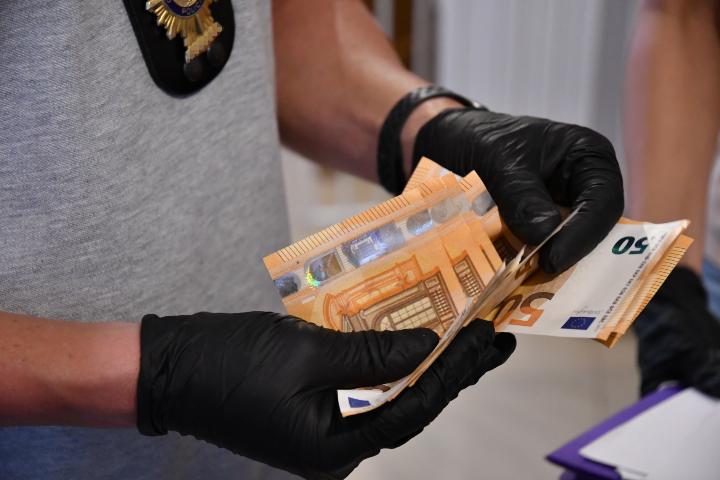 Policía nacional contando billetes