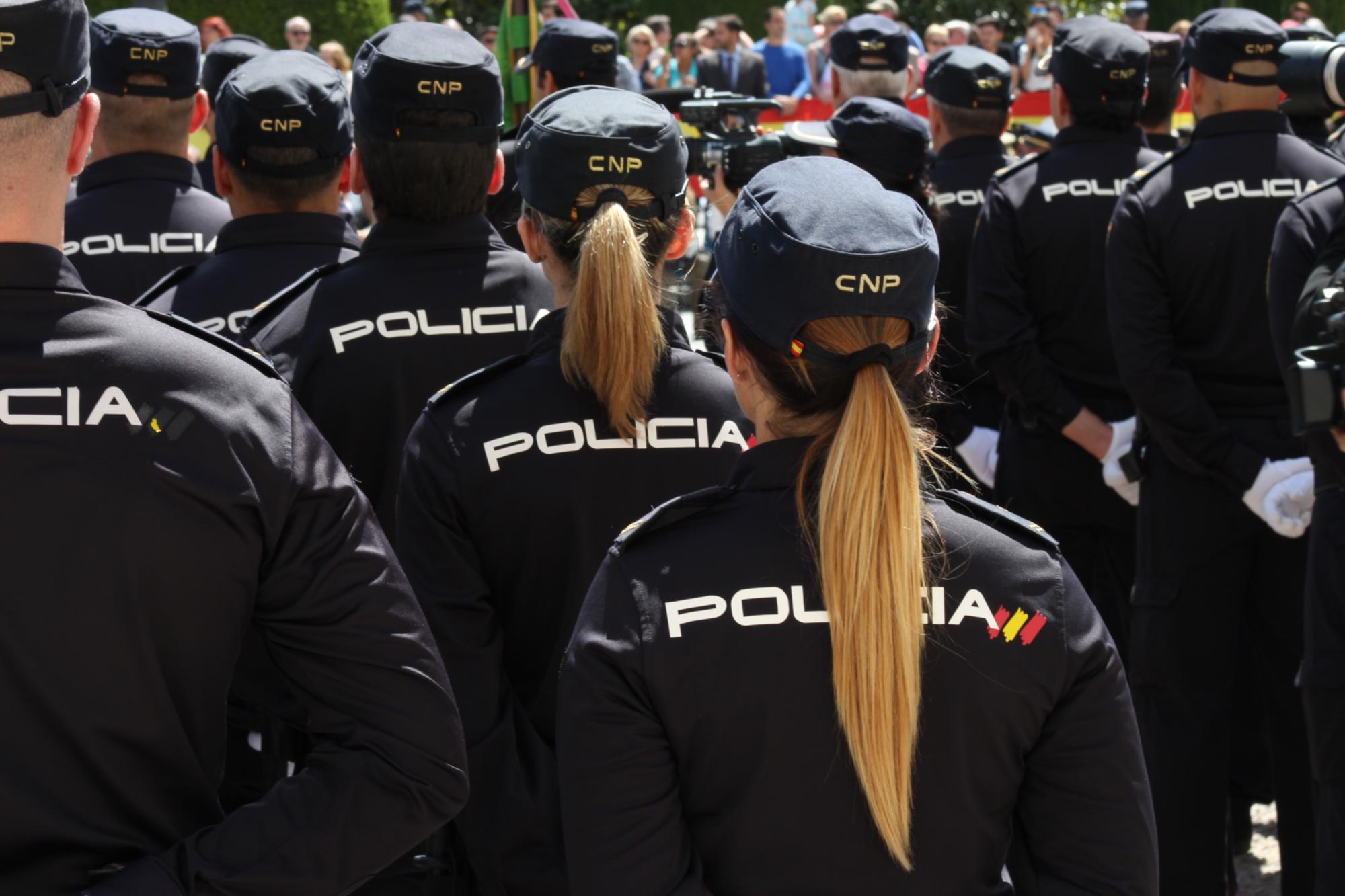 Mujeres policía de espaldas