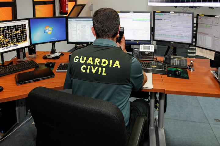 Imagen de un centro de control de la guardia civil