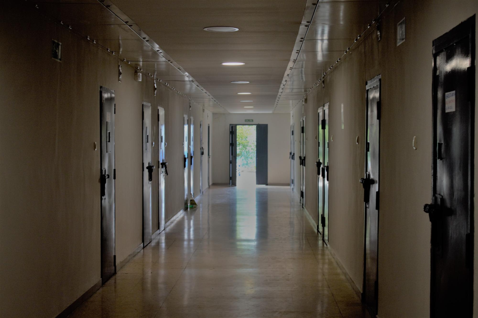 Imagen de un pasillo de una instalación penitenciaria