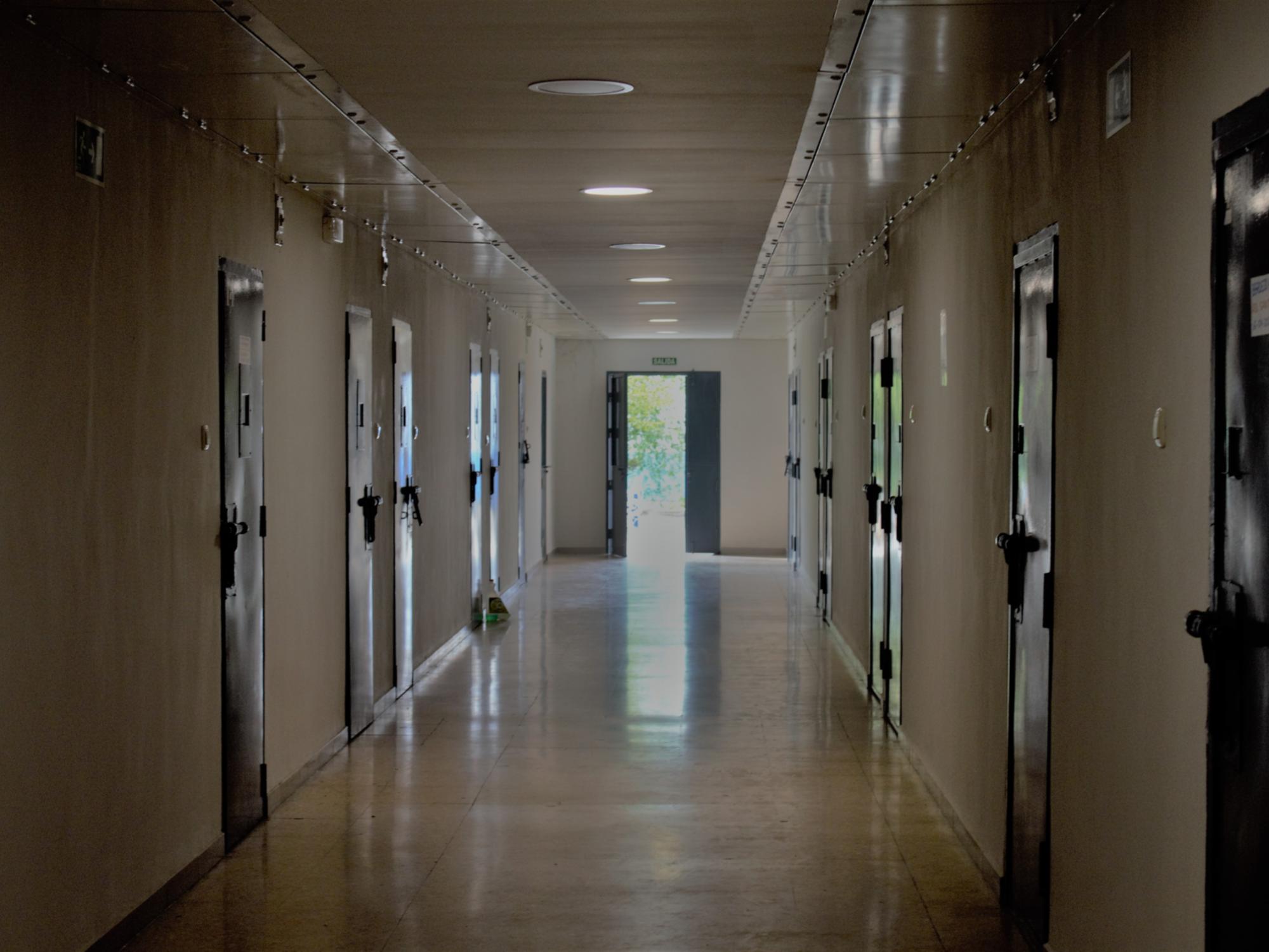 Imagen de un pasillo de una instalación penitenciaria