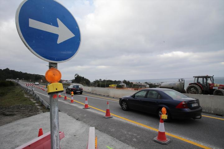 Imagen de una carretera convencional con conos de señalización