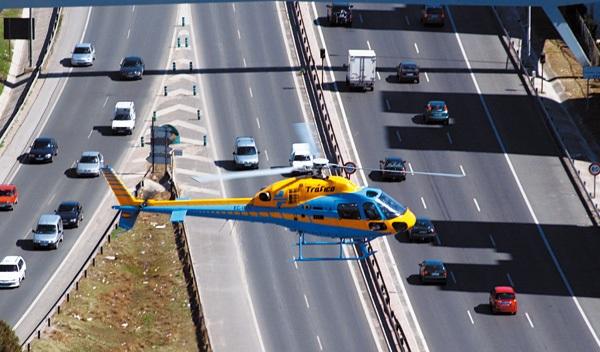 Imagen de un helicóptero en las labores de vigilancia en carreteras