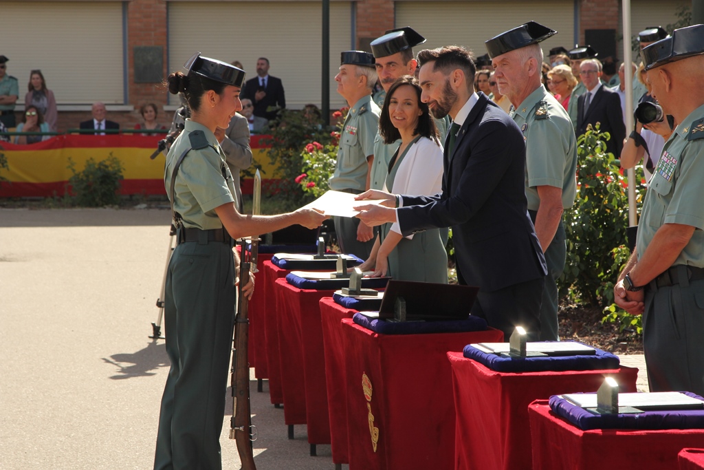 Rafael Pérez entrega condecoración a la guardia civil número 1 de la 167ª promoción, en Valdemoro