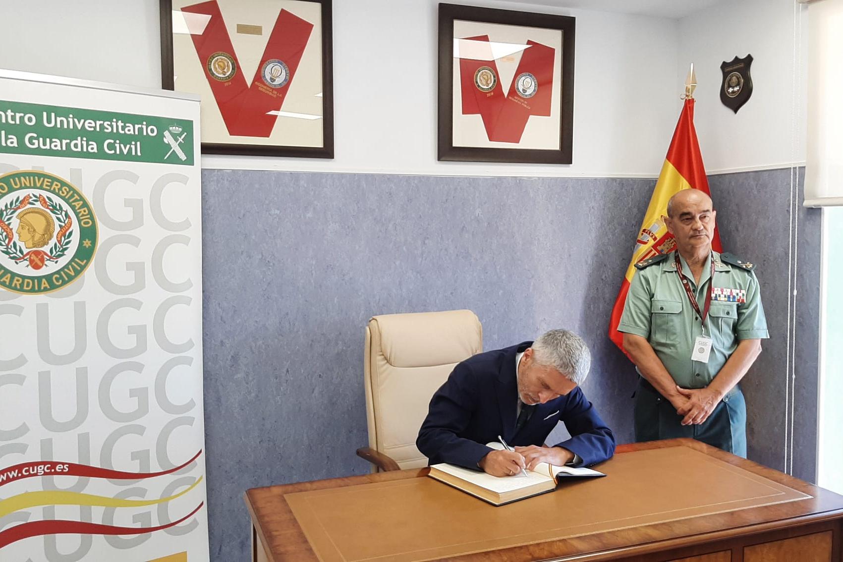 El ministro del Interior visita el Centro Universitario de la Guardia Civil