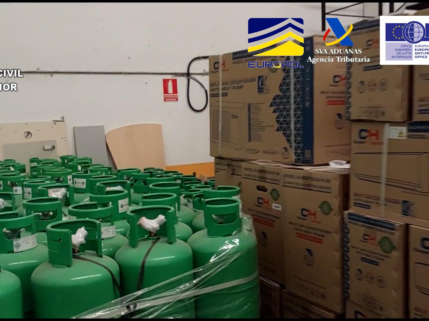 Bombonas incautadas en la operación del Seprona contra tráfico ilícito de gases de efecto invernadero