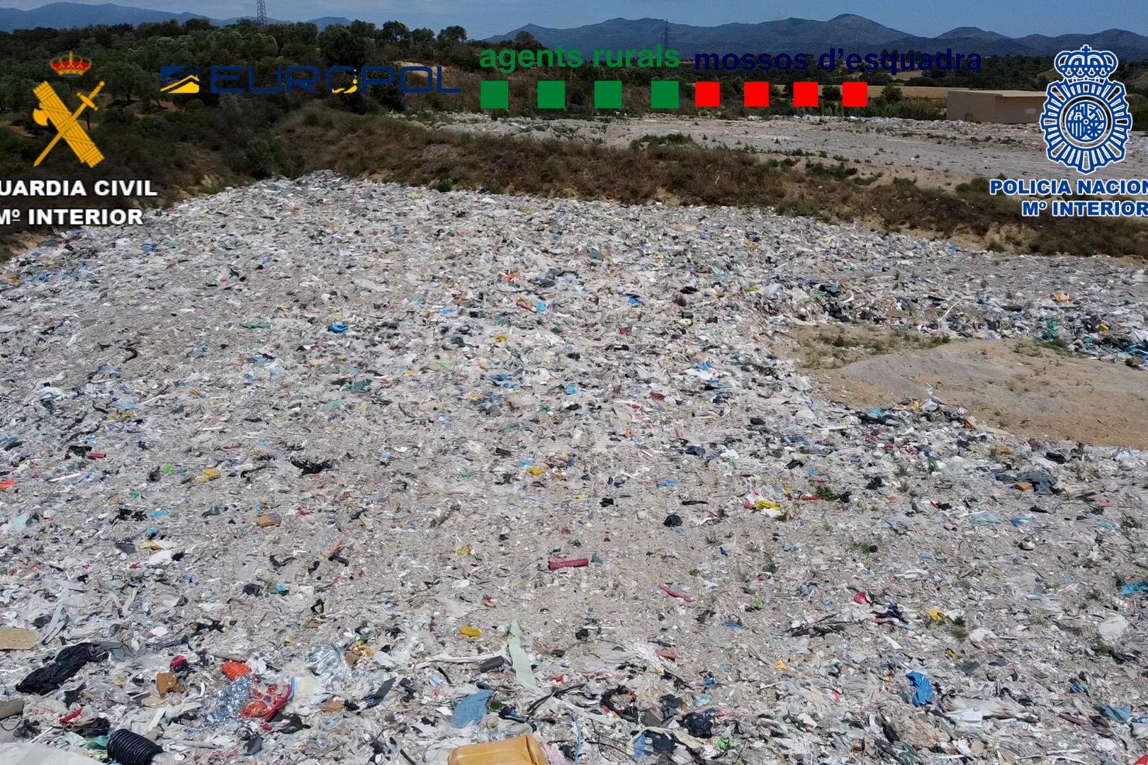 Vertedero de residuos ilegales con los que se traficaba entre Francia y España