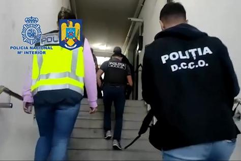 Agentes de la Policía Nacional y Policía de Rumanía proceden a registrar una vivienda de los ciberestafadores
