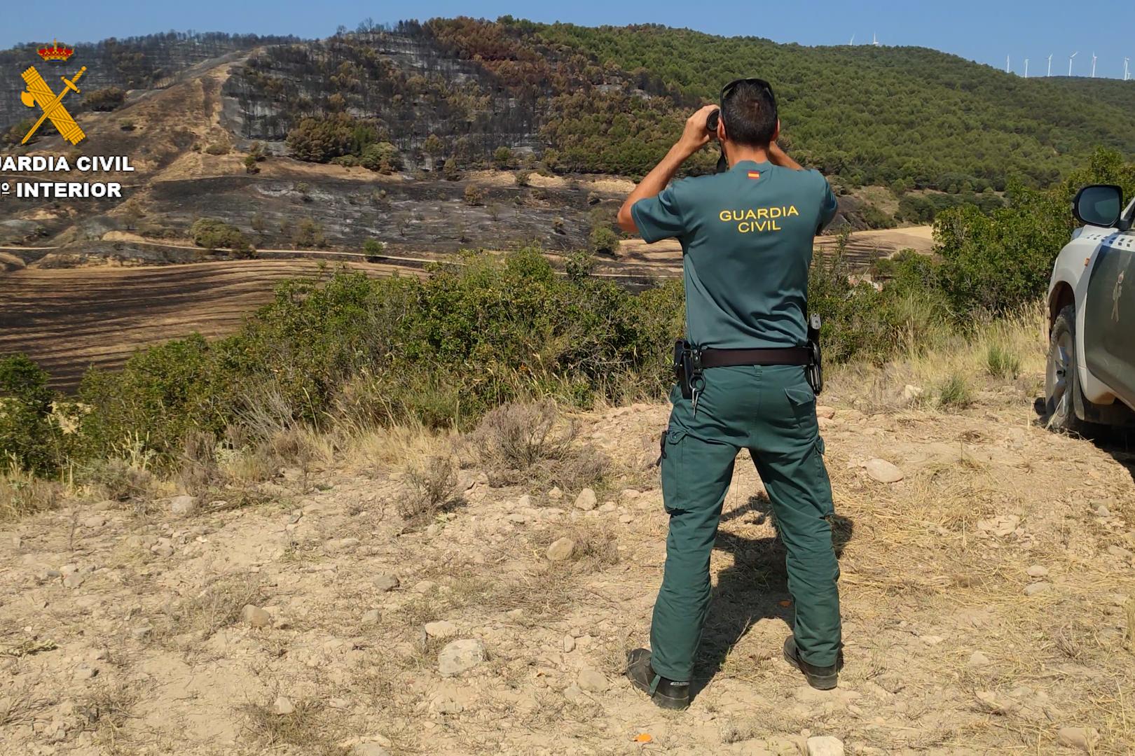 Agente de la Guardia Civil vigilando el área quemada del incendio del Monte Yerga (La Rioja)