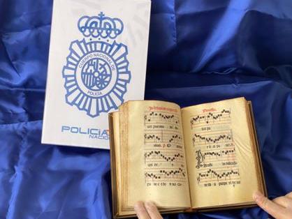 Misal cantoral del siglo XVI recuperado por la Policía Nacional