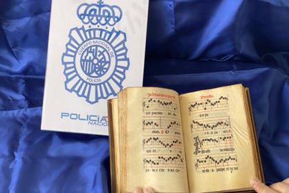 Misal cantoral del siglo XVI recuperado por la Policía Nacional